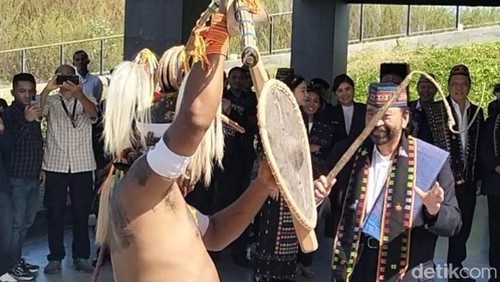 Ketua Umum DPP Partai NasDem Surya Paloh di halaman GMCC Golo Mori, Labuan Bajo, Manggarai Barat, NTT, Kamis (8/5/2025). (Ambrosius Ardin)