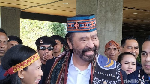 Ketua Umum DPP Partai NasDem Surya Paloh bersama kader NasDem seusai membuka Rakerwil DPW NasDem NTT di GMCC Golo Mori, Labuan Bajo, Manggarai Barat, NTT, Kamis (8/5/2025). (Ambrosius Ardin)