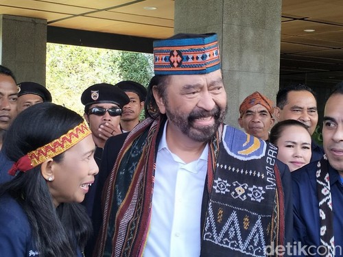 Ketua Umum DPP Partai NasDem Surya Paloh bersama kader NasDem seusai membuka Rakerwil DPW NasDem NTT di GMCC Golo Mori, Labuan Bajo, Manggarai Barat, NTT, Kamis (8/5/2025). (Ambrosius Ardin)