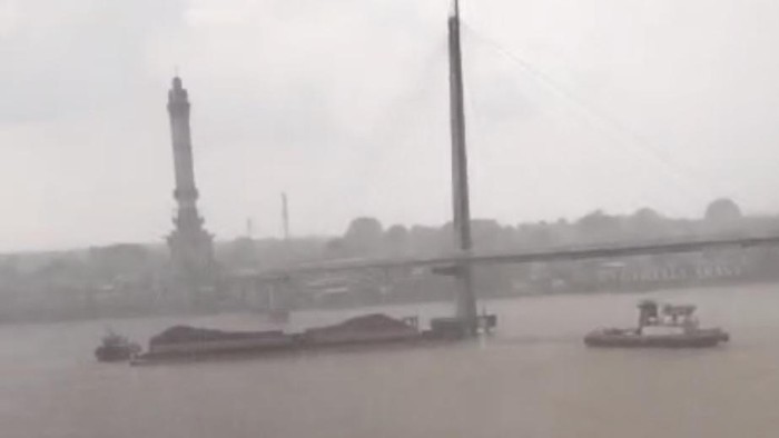 Tangkap layar video kapal tongkang batu bara tabrak tiang fender Jembatan Gentala Arasy di Jambi.