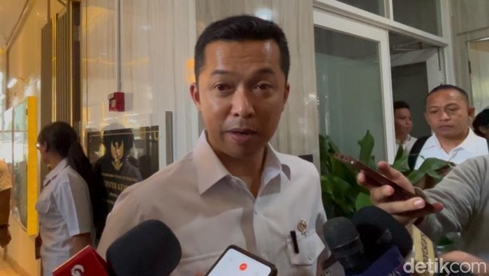Taufik Hidayat di kantor Kemenpora, Jakarta.