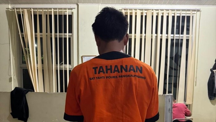 Tersangka dan barang bukti di Mapolresta Pangkalpinang.
