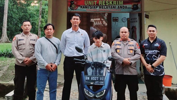 Tersangka usai berhasil ditangkap polisi.