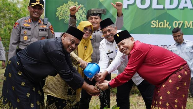 Tiga paslon bupati dan wakil bupati Siak bersatu kembali dalam penanaman pohon setelah Pilkada usai.