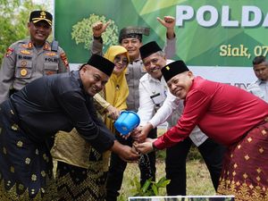 Pilkada Usai, 3 Calon Bupati Siak Bersatu Tanam Pohon Bareng Kapolda Riau