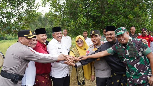 Tiga paslon bupati dan wakil bupati Siak bersatu kembali dalam penanaman pohon setelah Pilkada usai.