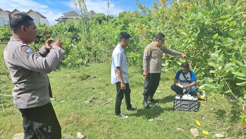 Tim Inafis Polresta Denpasar melakukan olah TKP penemuan jenazah di lahan kosong Jalan Pararaton Raya, Kecamatan Kuta, Badung, tepatnya di belakang The Banjar Dewi Sri, Rabu (7/5/2025). (Dok. Pemkot Denpasar)