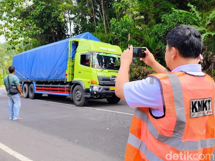 Tim KNKT investigasi kecelakaan maut di Purworejo, Kamis (8/5/2025).