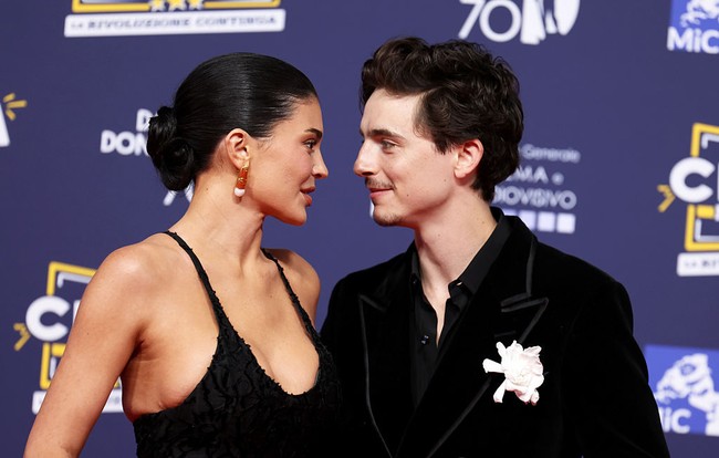 Pose di depan pewarta foto, Timothee dan Kylie saling melemparkan tatapan romantis. Dalam satu momen, Kylie memalingkan wajahnya dari kamera untuk membisikkan sesuatu ke telinga pujaan hatinya. Foto: Daniele Venturelli/WireImage