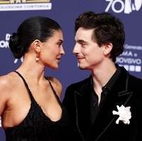 Pose di depan pewarta foto, Timothee dan Kylie saling melemparkan tatapan romantis. Dalam satu momen, Kylie memalingkan wajahnya dari kamera untuk membisikkan sesuatu ke telinga pujaan hatinya. Foto: Daniele Venturelli/WireImage