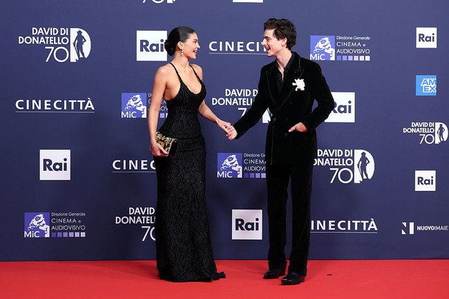 Kylie tampak memakai gaun hitam panjang beraksen bordir rancangan Schiaparellu, sementara Timothee elegan berbalut setelan jas hitam, dengan korsase putih. Foto: Daniele Venturelli/WireImage