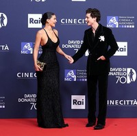 Kylie tampak memakai gaun hitam panjang beraksen bordir rancangan Schiaparellu, sementara Timothee elegan berbalut setelan jas hitam, dengan korsase putih. Foto: Daniele Venturelli/WireImage