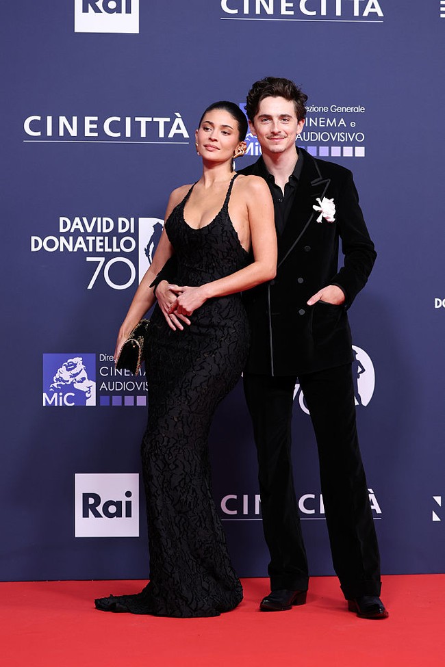 Bintang ‘Call Me By Your Name’ itu terlihat melingkarkan lengannya di pinggang sang kekasih. Dalam acara tersebut, Timothee menerima penghargaan kehormatan David for Cinematic Excellence. Foto: Daniele Venturelli/WireImage