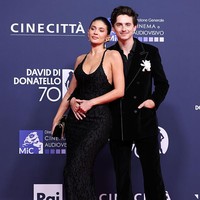 Bintang ‘Call Me By Your Name’ itu terlihat melingkarkan lengannya di pinggang sang kekasih. Dalam acara tersebut, Timothee menerima penghargaan kehormatan David for Cinematic Excellence. Foto: Daniele Venturelli/WireImage