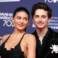 Setelah menjalin asmara selama dua tahun, Timothee dan Kylie debut di red carpet bersama. Mereka kompak mengenakan busana hitam dan memperlihatkan kemesraan. Foto: Daniele Venturelli/WireImage