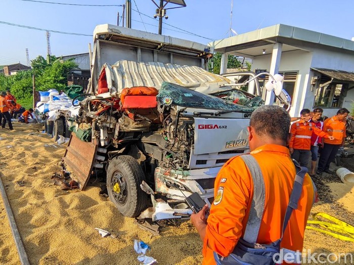 Truk trailer ringsek tertabrak KA Harina di perlintasan Kaligawe Semarang, Kamis (8/5/2025) pagi.
