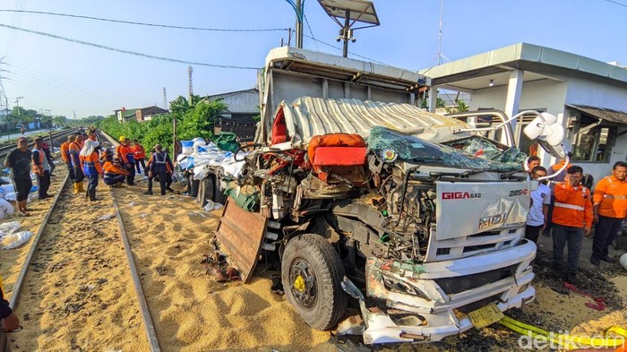Truk trailer ringsek tertabrak KA Harina di perlintasan Kaligawe Semarang, Kamis (8/5/2025) pagi.