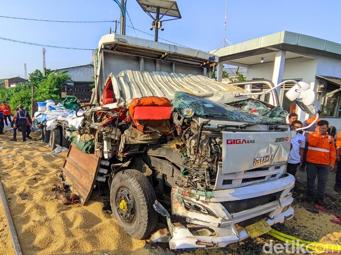Truk trailer ringsek tertabrak KA Harina di perlintasan Kaligawe Semarang, Kamis (8/5/2025) pagi.