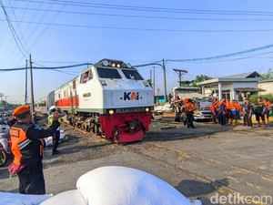 Beredar Narasi Palang Terlambat Turun hingga Truk Tertabrak KA di Semarang