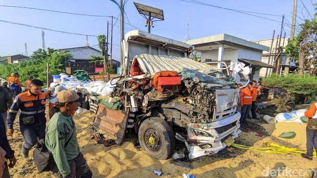 Truk trailer ringsek tertabrak KA Harina di perlintasan Kaligawe, Semarang, Kamis (8/5/2025) pagi.