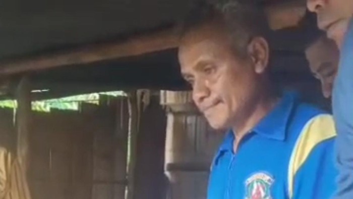 Usias Tahunas, suami Paulina Sanmusus, diapit polisi saat olah TKP di Desa Timau, Kecamatan Amfoang Barat Laut, Kabupaten Kupang, NTT. (Istimewa)