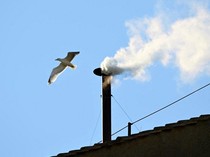 Asap Putih Mengepul dari Cerobong Kapel Sistina, Paus Baru Sudah Terpilih