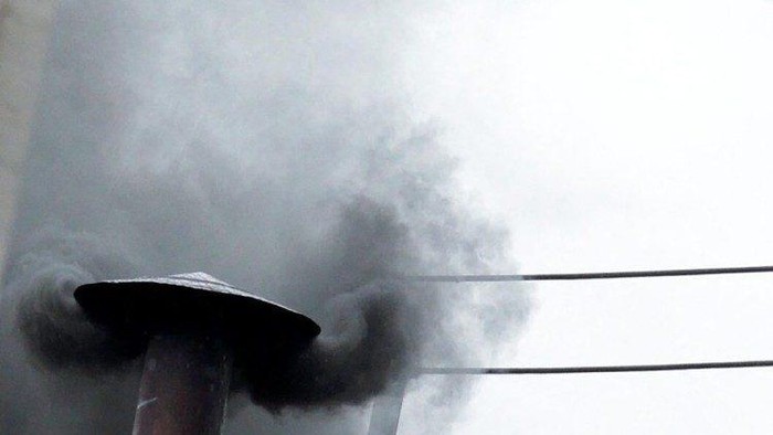 Asap Hitam Kembali Muncul dari Kapel Sistina, Paus Baru Belum Terpilih