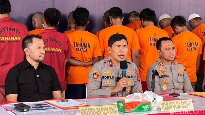 Wakapolda Sumut Brigjen Rony Samtana (tengah) bersama Dirresnarkoba Polda Sumut Kombes Jean Calvijn (kiri) dan Kapolres Asahan AKBP Afdhal Junaidi (kanan) saat konferensi pers di Porles Asahan. (Finta Rahyuni/detikSumut)
