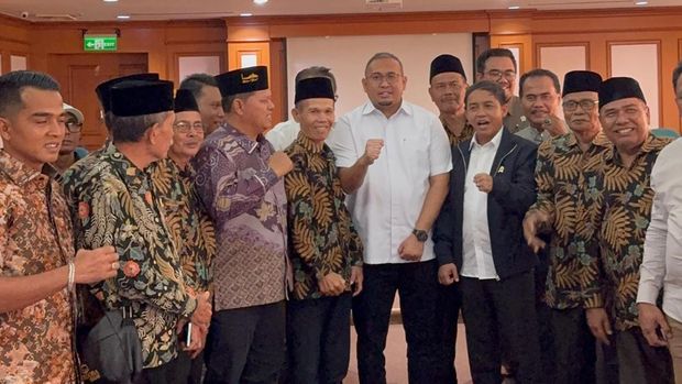 Wakil Ketua Komisi VI DPR RI H Andre Rosiade menemui Menhut Raja Juli Antoni untuk mendorong percepatan terbitnya IPPKH bagi pembangunan Flyover Sitinjau Lauik. (dok Istimewa)