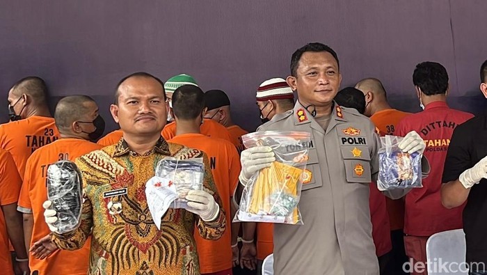 Wali Kota Tanjungbalai Mahyaruddin Salim (kiri) dan Kapolres Tanjungbalai AKBP Yon Edi (kanan) saat menghadiri konferensi pers soal narkoba di Polres Asahan. (FintaRahyuni/detikSumut)