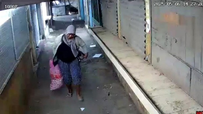 Wanita pencuri sekarung bawang putih di Pasar Pandaan, Pasuruan yang terekam CCTV.
