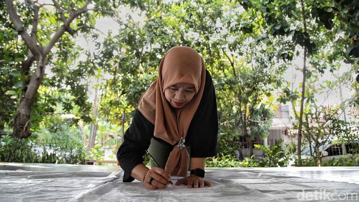 Sejumlah warga Sunter Agung, Jakarta Utara, mengikuti pelatihan membuat Batik Koja di kawasan RPTRA Sutra Indah 4, Kamis (8/5). Kegiatan ini bertujuan untuk memperkenalkan dan melestarikan batik khas Betawi kepada masyarakat luas.