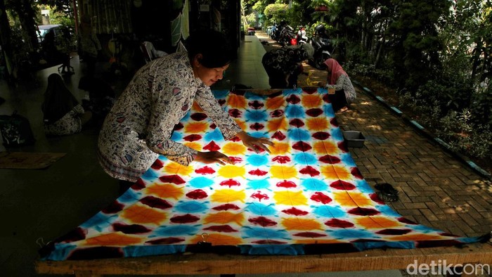 Warga Belajar Membatik Koja untuk Lestarikan Budaya Betawi Sejumlah warga Sunter Agung, Jakarta Utara, mengikuti pelatihan membuat Batik Koja di kawasan RPTRA Sutra Indah 4, Kamis (8/5). Kegiatan ini bertujuan untuk memperkenalkan dan melestarikan batik khas Betawi kepada masyarakat luas.