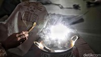 Dalam sesi workshop, mereka diajarkan mulai dari menggambar motif di atas kain menggunakan canting, melapisi malam, hingga proses pewarnaan dan pengeringan.