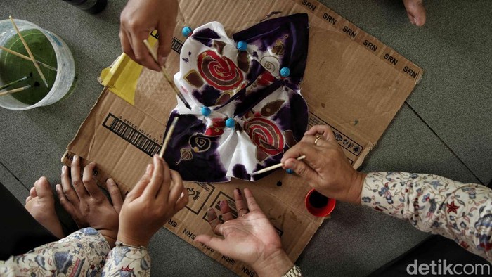 Sejumlah warga Sunter Agung, Jakarta Utara, mengikuti pelatihan membuat Batik Koja di kawasan RPTRA Sutra Indah 4, Kamis (8/5). Kegiatan ini bertujuan untuk memperkenalkan dan melestarikan batik khas Betawi kepada masyarakat luas.