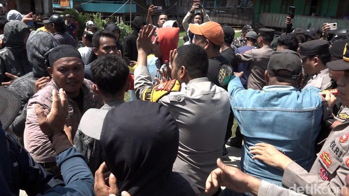 Warga dan polisi saling dorong di lokasi sengketa lahan di Polman.
