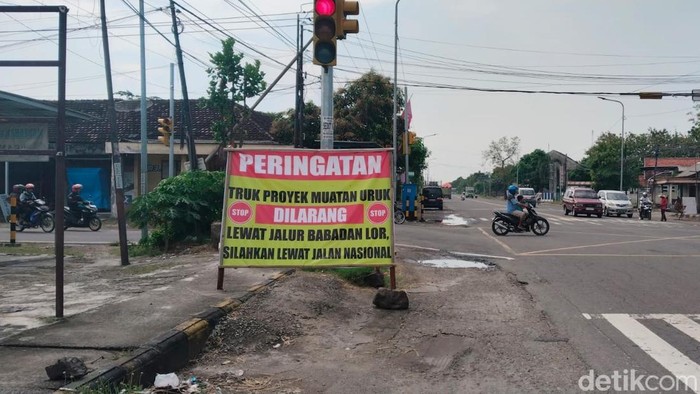 Warga Madiun blokade jalan desa