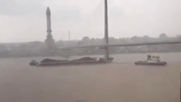 Warga rekam tongkang batu bara tabrak Jembatan Gentala Arasy Jambi