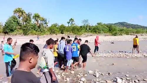 Warga saat melakukan pencarian terhadap dua orang yang terseret arus banjir Sungai Hueknutu, Kecamatan Takari, Kabupaten Kupang, NTT. (Foto: Dok. Polsek Takari)