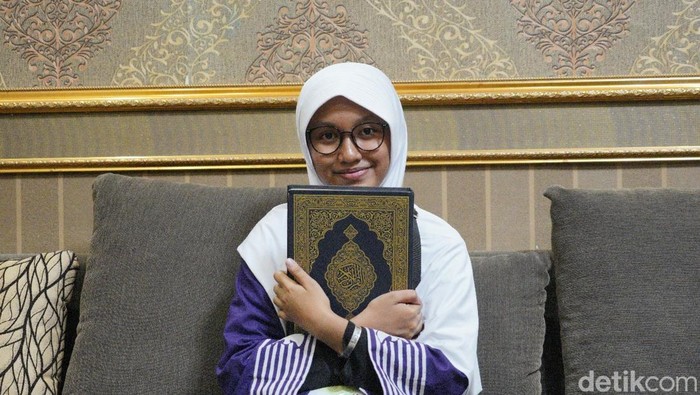 Zahra Aqila Rahmah berangkat haji menggantikan sang ayah