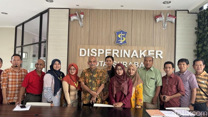 16 eks karyawan PT DSA saat menghadiri mediasi di Disnaker Surabaya