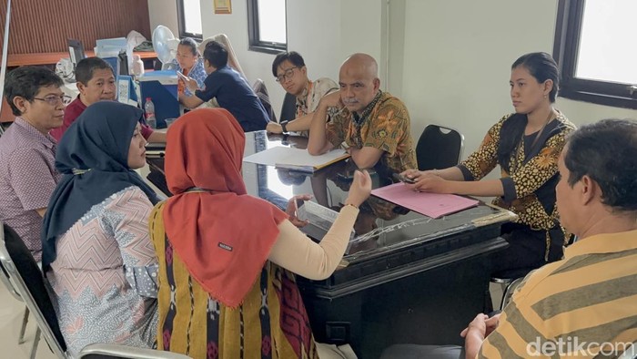 16 eks karyawan PT DSA yang pesangonnya belum dilunasi saat memenuhi panggilan Disnaker Surabaya