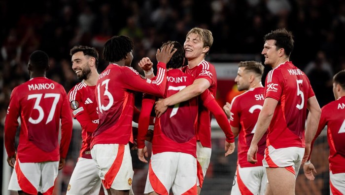 MANCHESTER, ENGLAND - MAY 8:  Mason Mount of Manchester United celebrates scoring a goal to make the score 4-1 wit his team-mates during the UEFA Europa League 2024/25 Semi Final Second Leg match between Manchester United and Athletic Club at Old Trafford on May 8, 2025 in Manchester, United Kingdom. (Photo by Ash Donelon/Manchester United via Getty Images)
