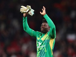Gaji Onana di MU ada di angka 120 ribu Pounds per pekan atau setara Rp 2,6 miliar. Tapi di musim ini, para pemain MU semuanya kena potong gaji 25 persen karena absen di kompetisi antarklub Eropa (Getty Images/Robbie Jay Barratt - AMA)