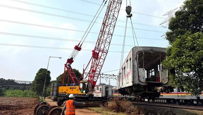 Anak Usaha PT Kereta Api Indonesia (Persero), KAI Logistik menyelesaikan pemindahan 55 unit rencana Kereta Rel Listrik (KRL) afkir atau yang telah tidak beroperasi di Depo KRL Depok. Hal ini dilakukan melalui layanan KALOG Pro, khususnya dalam segmen Project Logistic.