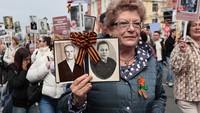 Foto para pejuang hadir di jalanan Vladivostok, dibawa keluarga mereka dalam peringatan 80 tahun Victory Day. (Tatiana Meel/Reuters)