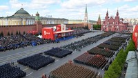 Parade militer menjadi simbol kemegahan dan kekuatan Rusia seperti terlihat di Lapangan Merah, Moskow, Jumat (9/5/2025). (Alexander Vilf/Host agency RIA Novosti/Reuters)