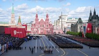 Parade militer peringatan 80 tahun kemenangan Rusia atas Nazi Jerman digelar di Lapangan Merah, Moskow, Jumat (9/5/2025). (Alexander Vilf/Host agency RIA Novosti/Reuters)