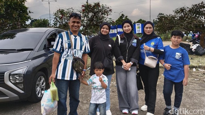 Aceng dan keluarganya jauh-jauh dari Tasikmalaya untuk menyaksikan laga Persib vs Barito Putera.