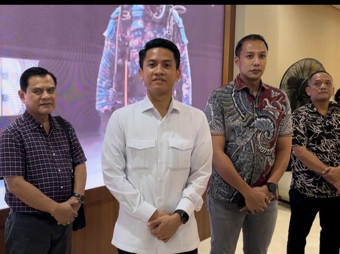 Adik Ipar Jokowi (paling kiri) di Baresrkim Polri